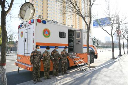 山西省人防辦信息保障中心值守人員肅立默哀，向英雄致敬、愿逝者安息